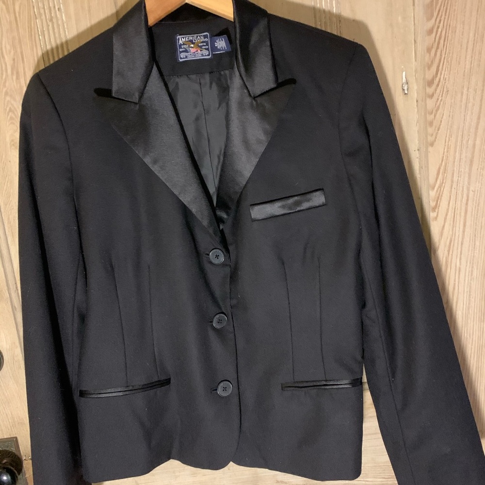 Stylish black blazer!